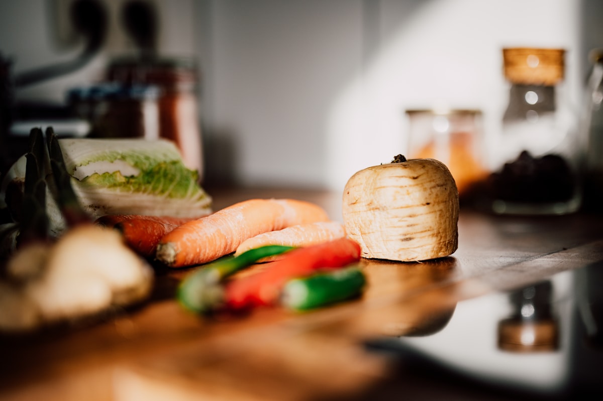 Balanced plate composition with multiple food groups